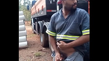 Trabalhador se Masturbando na Obra escondido atrá_s do Caminhã_o da Empresa